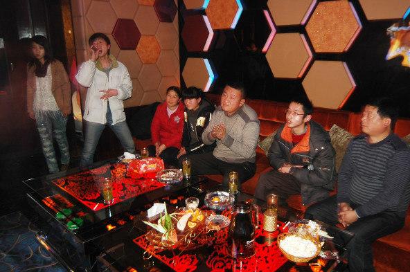 西安KTV服務員工資不高，為啥漂亮女生還愿意做？(圖3)