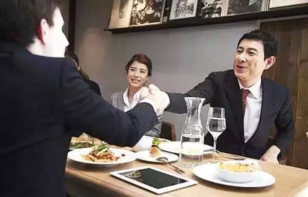 夜場(chǎng)中和領(lǐng)導(dǎo)喝酒聊天,掌握這三種說(shuō)話方式,提升說(shuō)話的魅力(圖2) 夜場(chǎng)中和領(lǐng)導(dǎo)喝酒聊天,掌握這三種說(shuō)話方式,提升說(shuō)話的魅力(圖2)