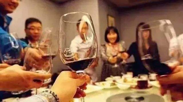 夜場(chǎng)中和領(lǐng)導(dǎo)喝酒聊天,掌握這三種說(shuō)話方式,提升說(shuō)話的魅力(圖3) 夜場(chǎng)中和領(lǐng)導(dǎo)喝酒聊天,掌握這三種說(shuō)話方式,提升說(shuō)話的魅力(圖3)